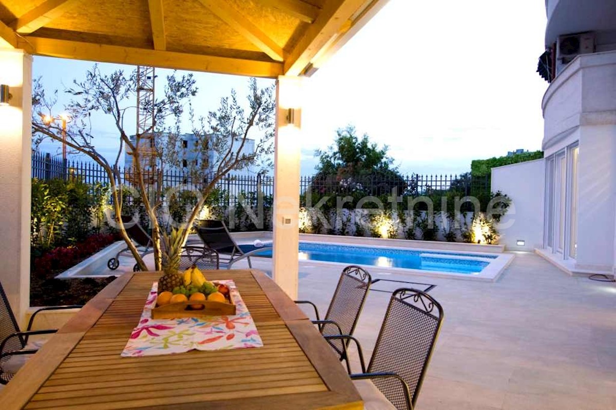 Split, luxurious, three-bedroom apartment with swimming pool, sale