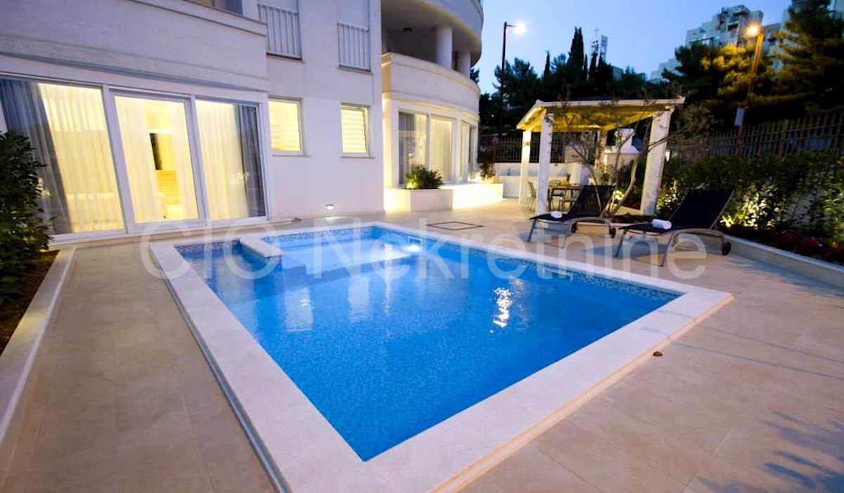 Split, luxurious, three-bedroom apartment with swimming pool, sale