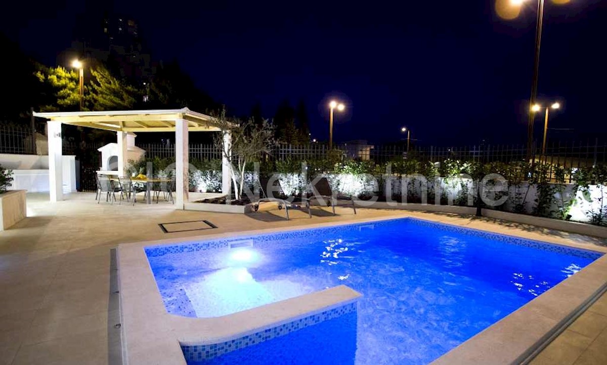 Split, luxurious, three-bedroom apartment with swimming pool, sale