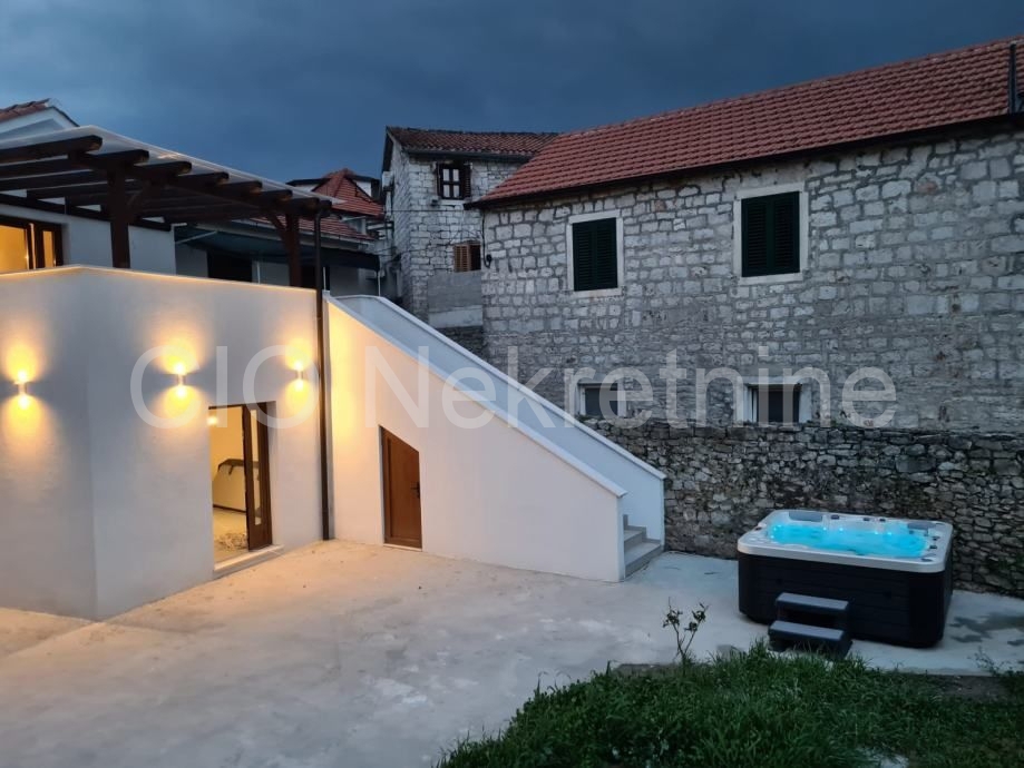 Hvar, Jelsa, nuova casa moderna nel centro della città, in vendita