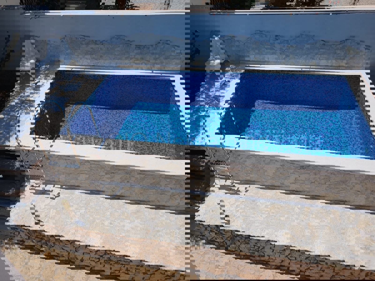 Ražanj, casa indipendente 212 m2 con piscina, in vendita