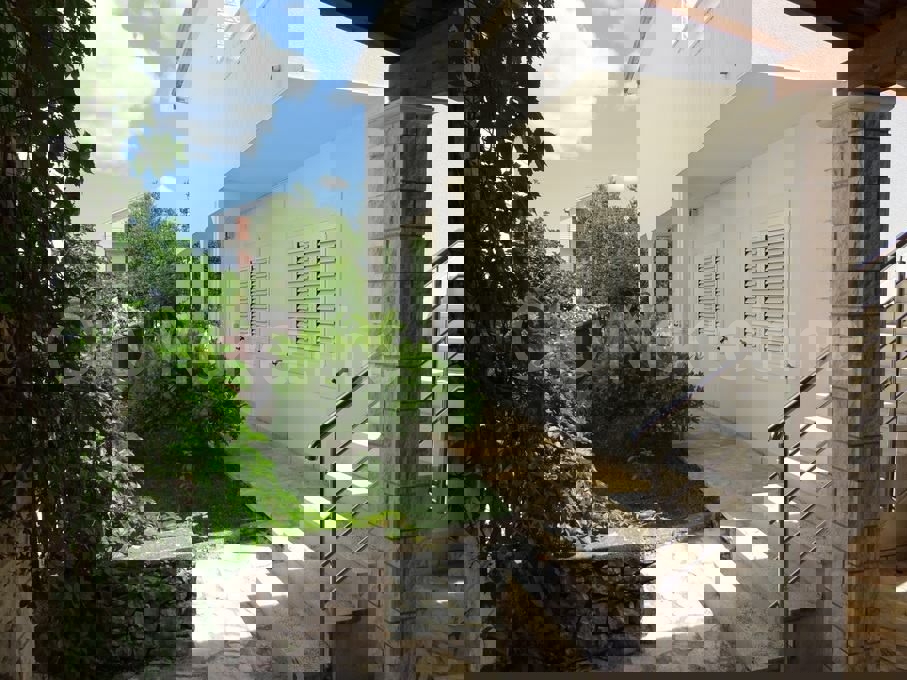 Ražanj, casa indipendente 212 m2 con piscina, in vendita