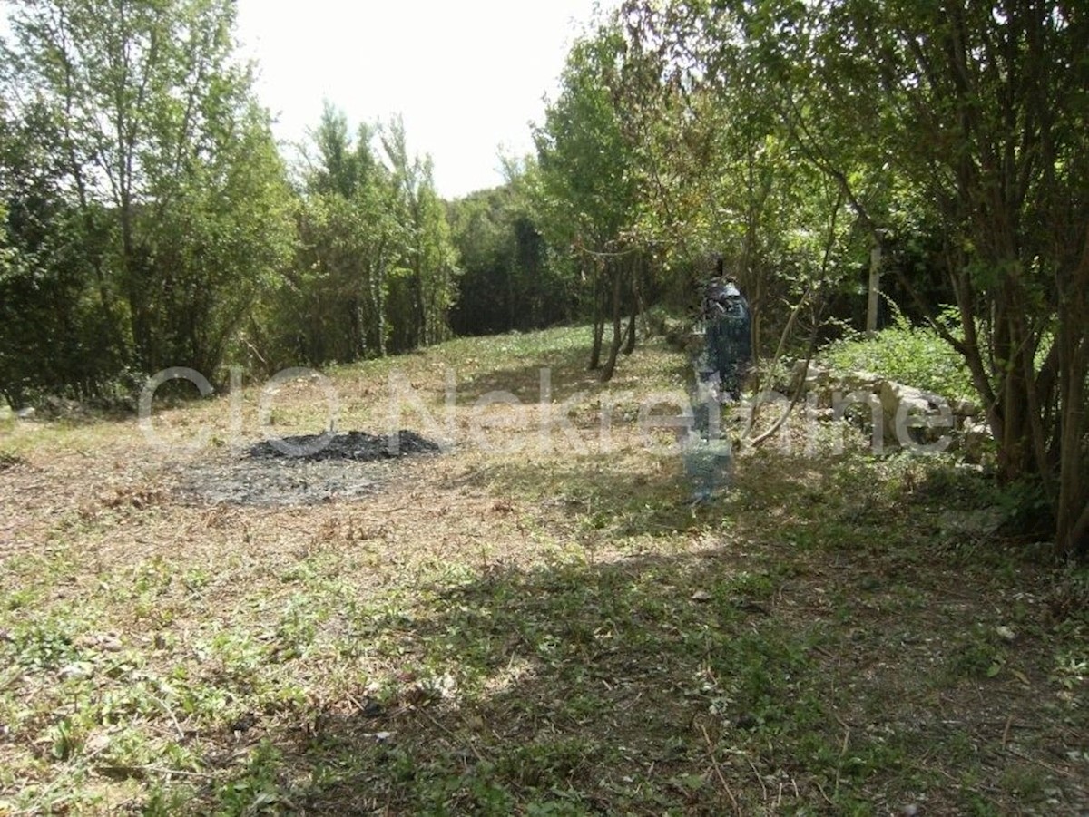 Sinj, Glavice, una tenuta di campagna con una casa, vendita