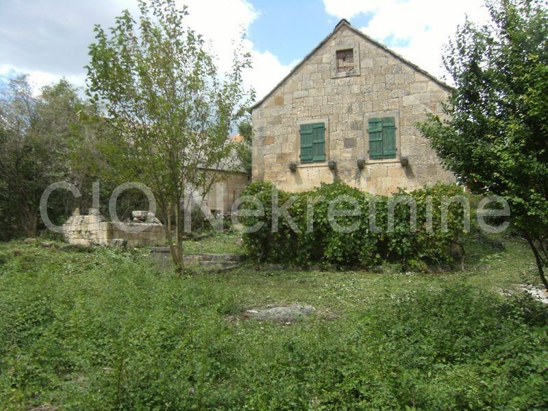 Sinj, Glavice, una tenuta di campagna con una casa, vendita