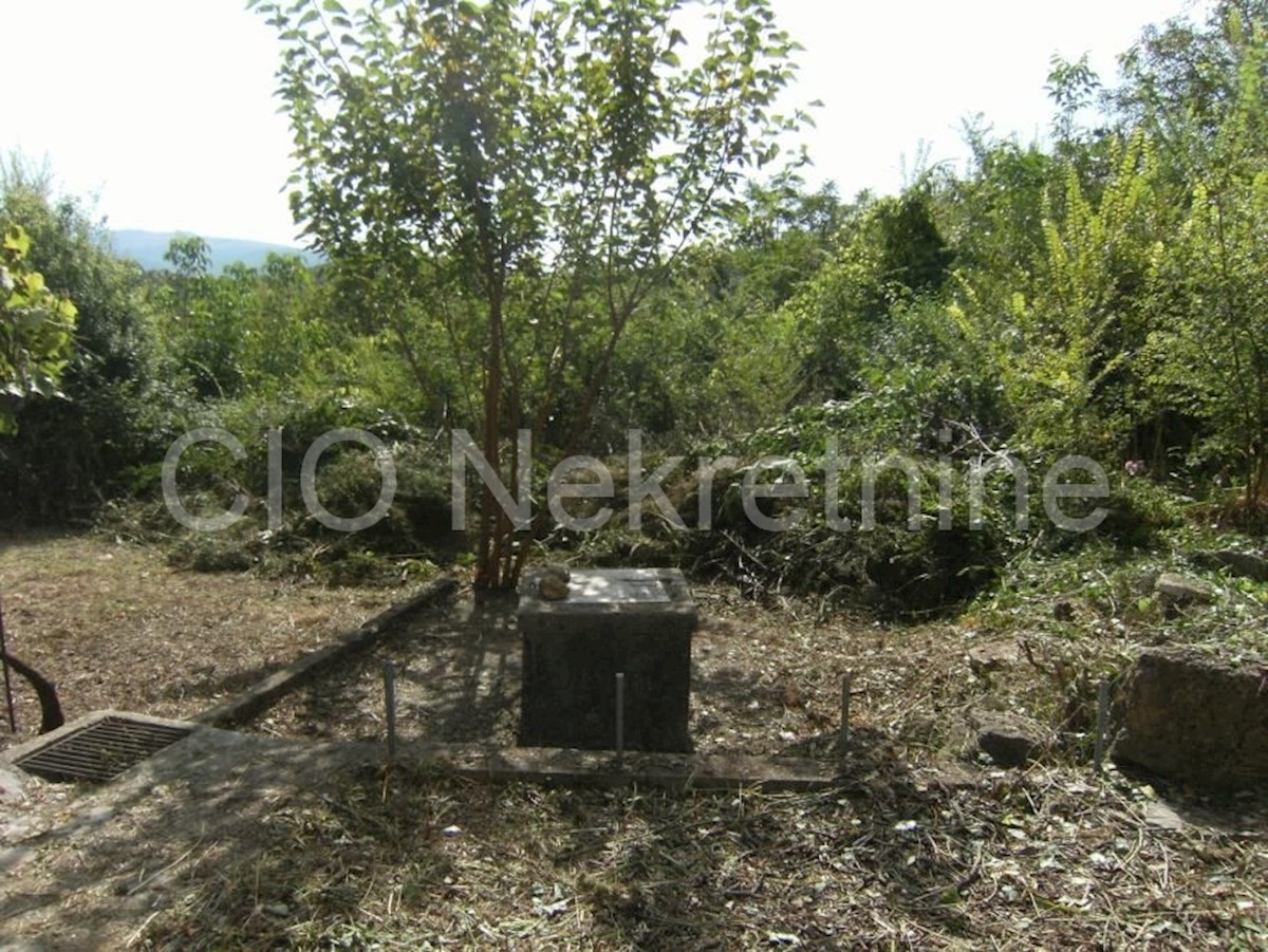 Sinj, Glavice, una tenuta di campagna con una casa, vendita