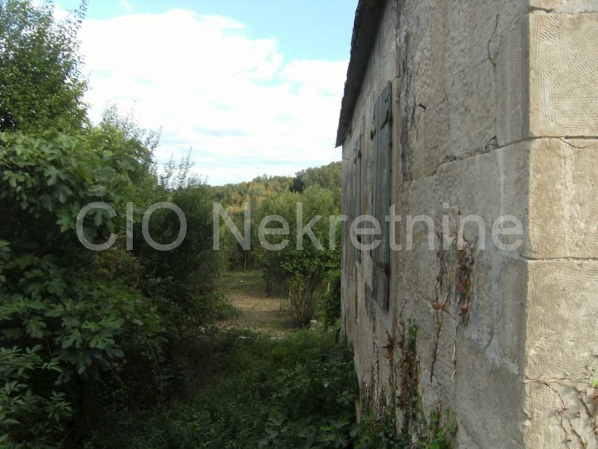 Sinj, Glavice, una tenuta di campagna con una casa, vendita