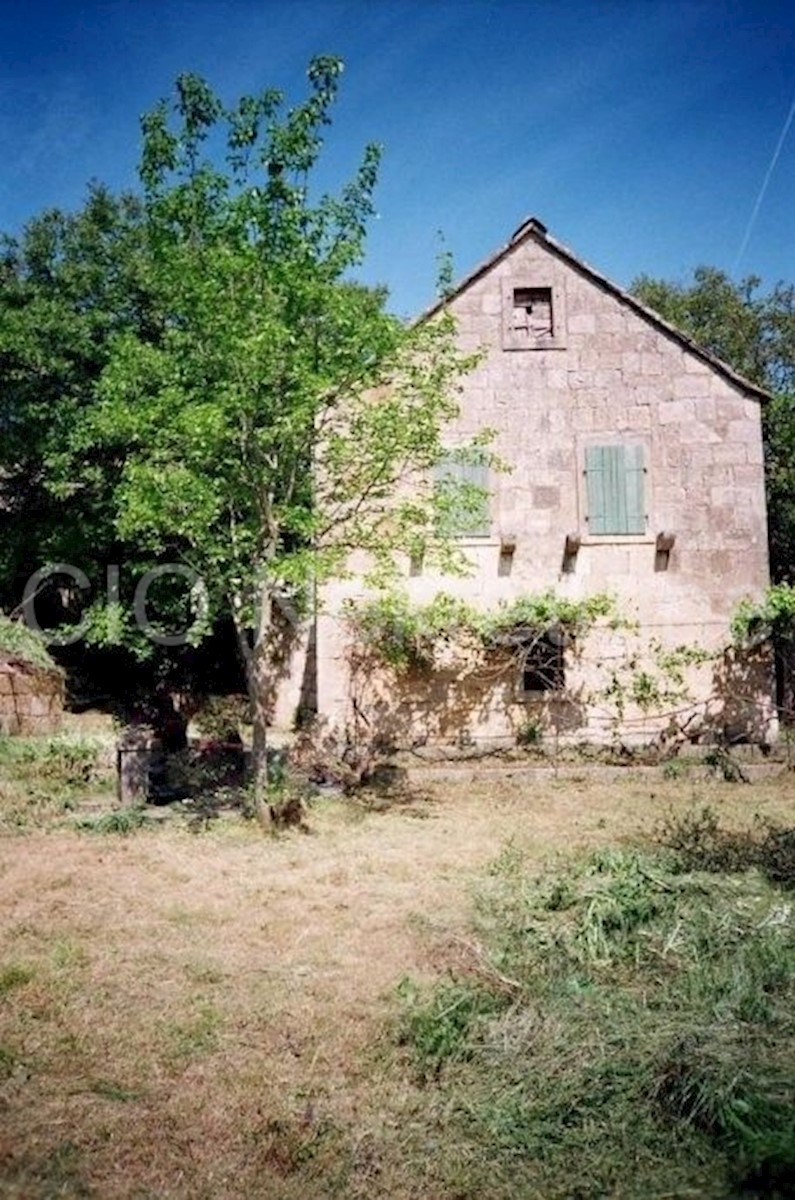 Sinj, Glavice, una tenuta di campagna con una casa, vendita