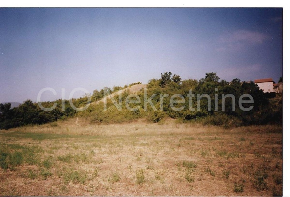 Sinj, Glavice, una tenuta di campagna con una casa, vendita