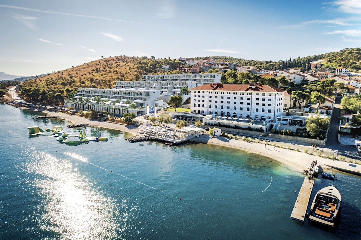 Trogir, Čiovo, villa di lusso 1a fila al mare, in vendita