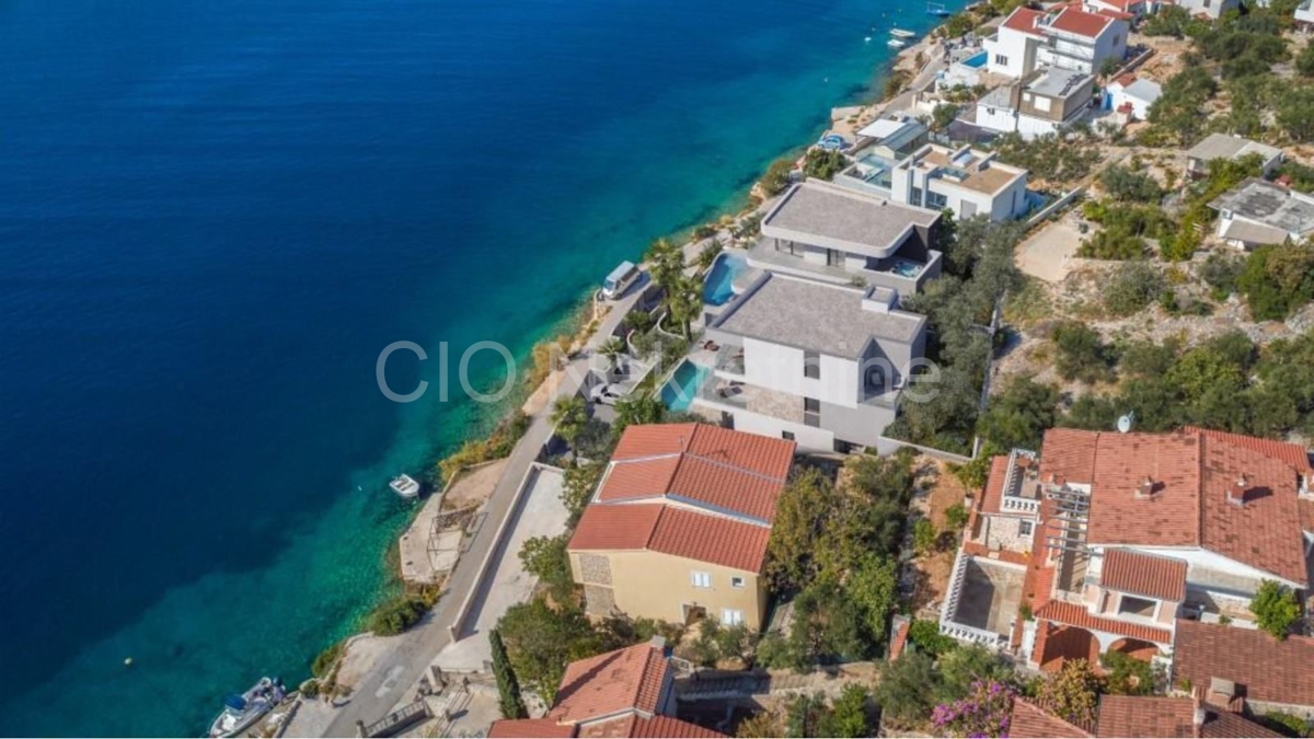 Marina, Vinišće, terreno con permesso di costruzione, 1a fila al mare