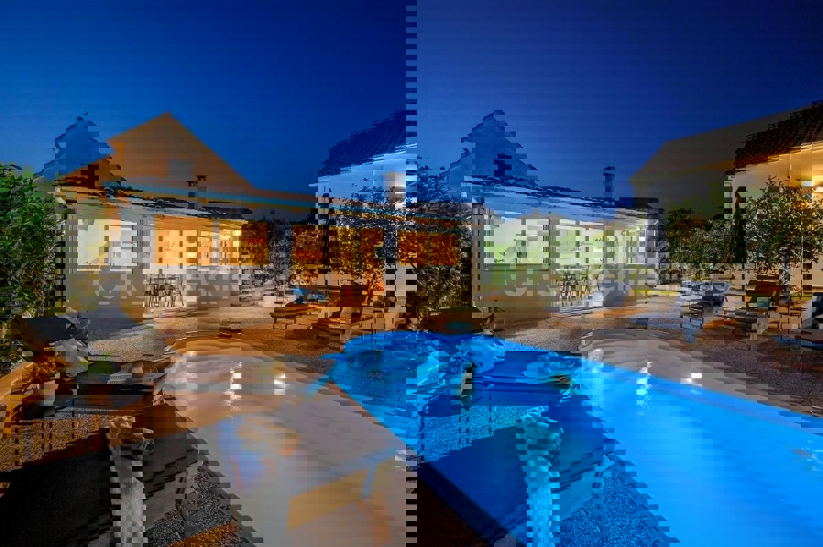 Brač, Milna, villa arredata con piscina, in vendita