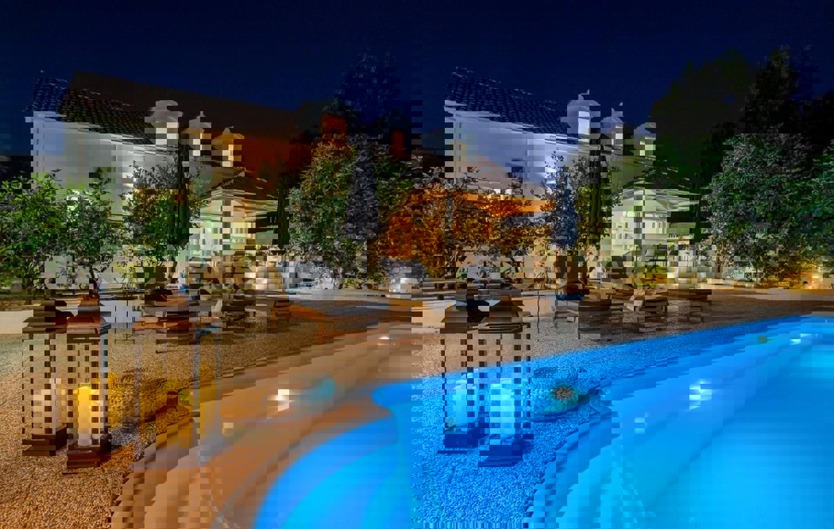 Brač, Milna, villa arredata con piscina, in vendita