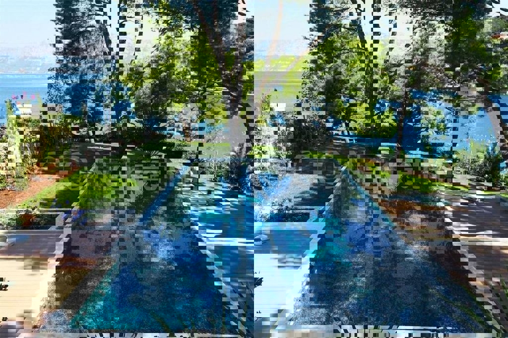 Brač, Selca-Povlja, villa di lusso, 1a fila al mare