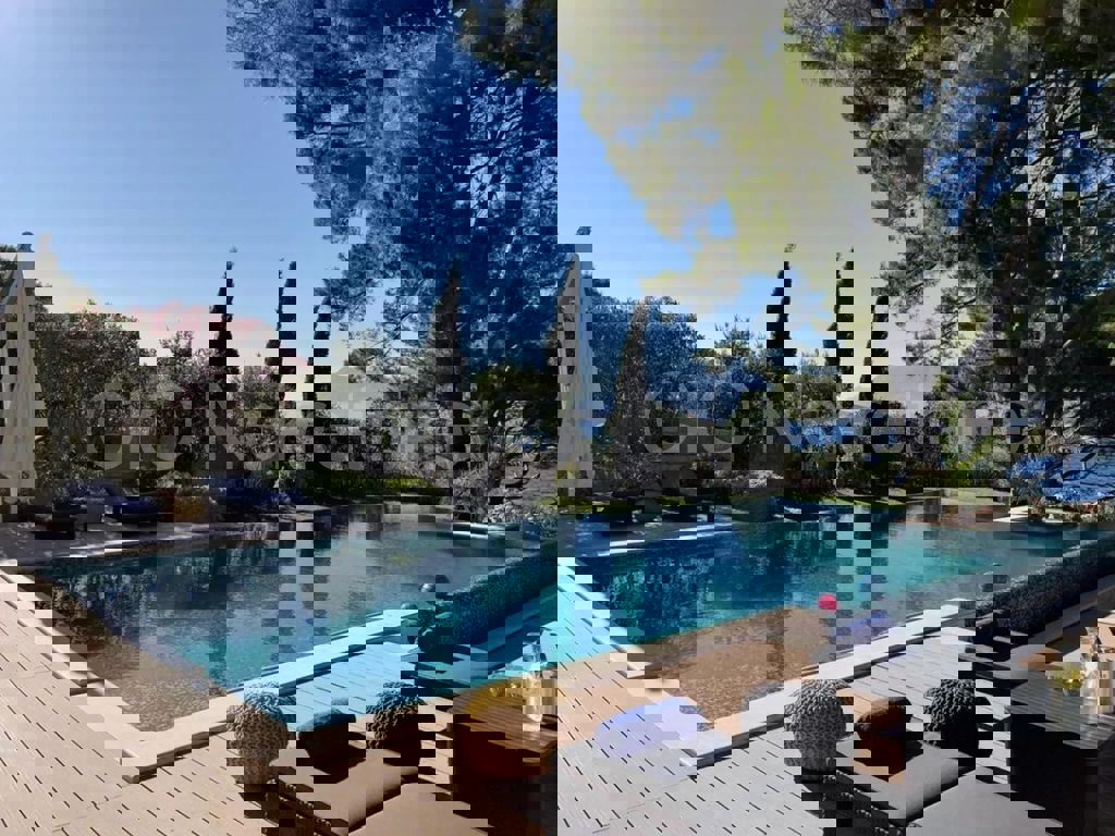 Brač, Selca-Povlja, villa di lusso, 1a fila al mare