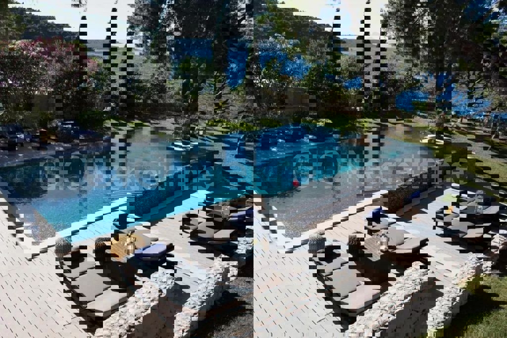 Brač, Selca-Povlja, villa di lusso, 1a fila al mare