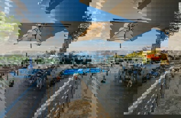 Brač, Splitska, villa con piscina, prima fila al mare