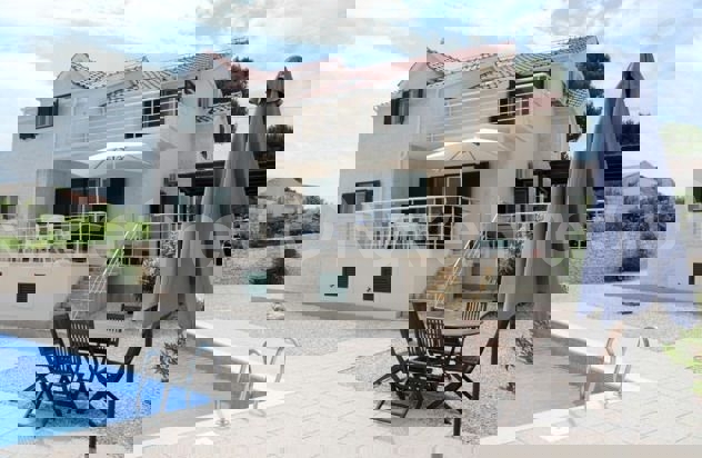 Brač, Splitska, villa con piscina, prima fila al mare