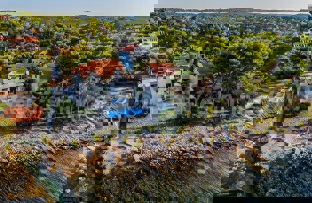 Brač, Splitska, villa con piscina, prima fila al mare