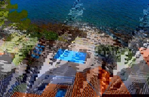 Brač, Splitska, villa con piscina, prima fila al mare