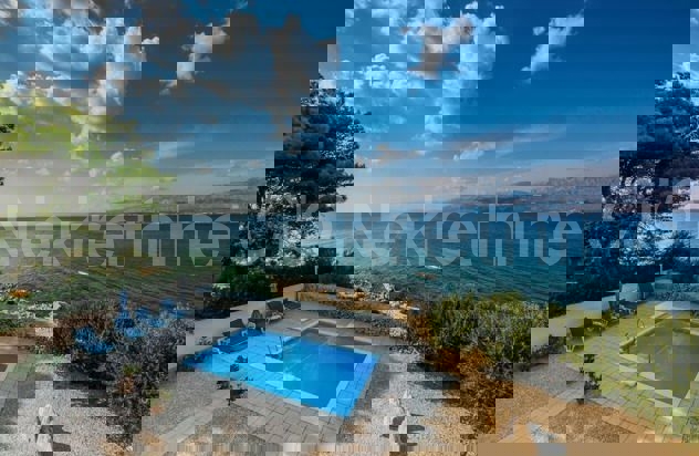 Brač, Splitska, villa con piscina, prima fila al mare