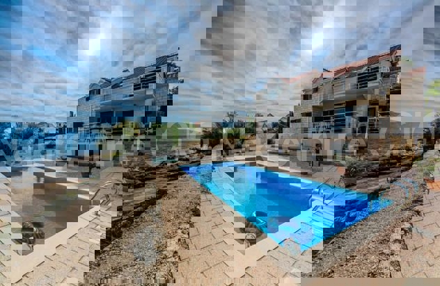 Brač, Splitska, villa con piscina, prima fila al mare