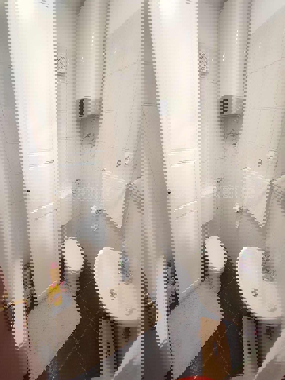 Trogir, appartamento con due camere da letto e posto auto, in vendita