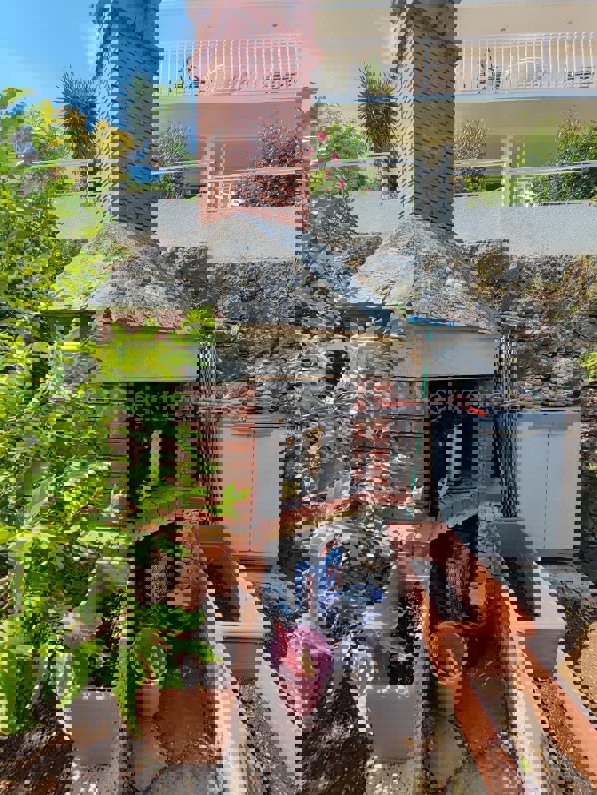 Trogir, appartamento con due camere da letto e posto auto, in vendita