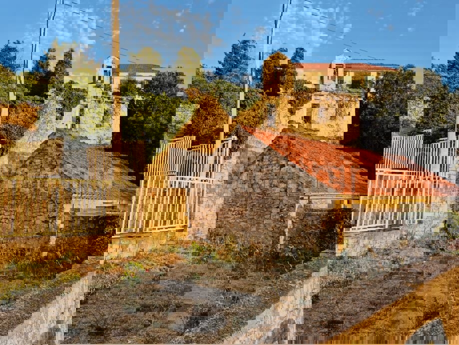 Brač, Nerežišća, casa in rovina con garage, in vendita