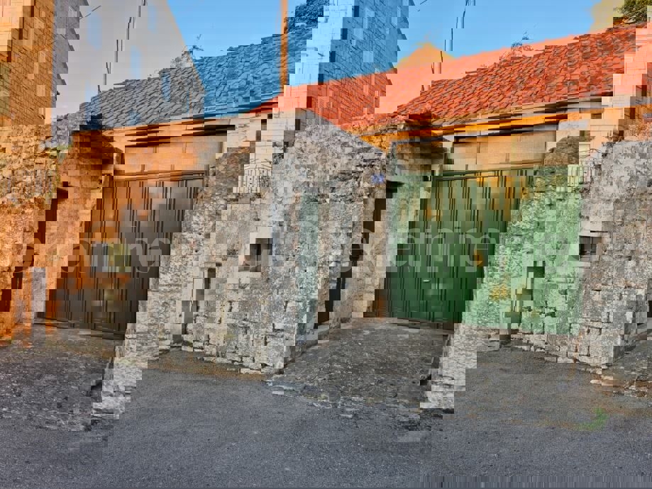 Brač, Nerežišća, casa in rovina con garage, in vendita