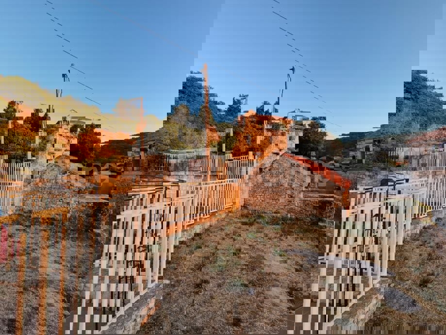 Brač, Nerežišća, casa in rovina con garage, in vendita