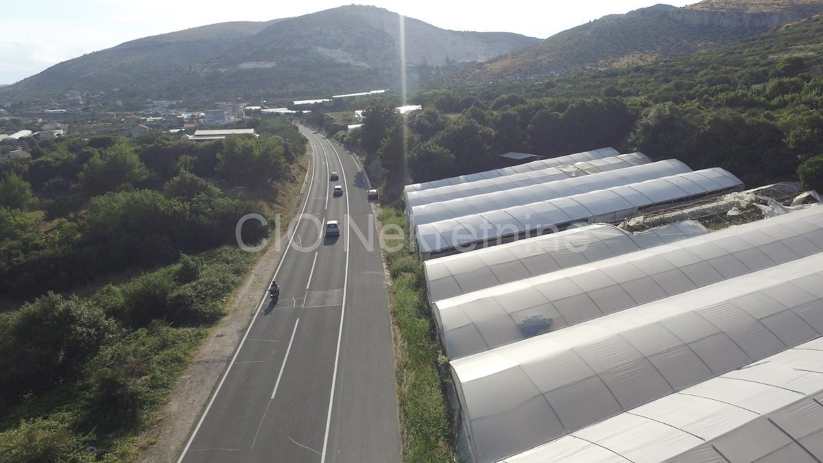 Trogir, terreno edificabile lungo la strada, in vendita