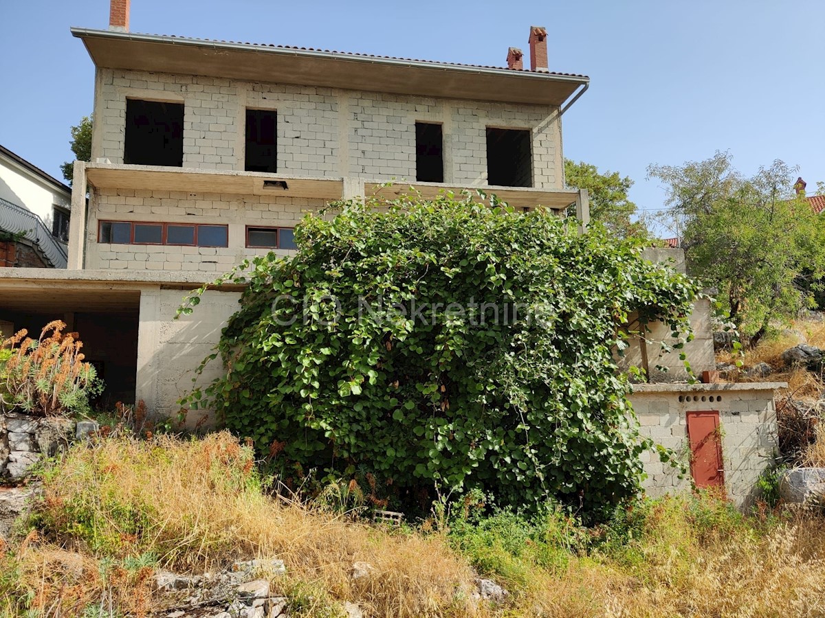 Brač, Gornji Humac, casa indipendente da ristrutturare, vendita