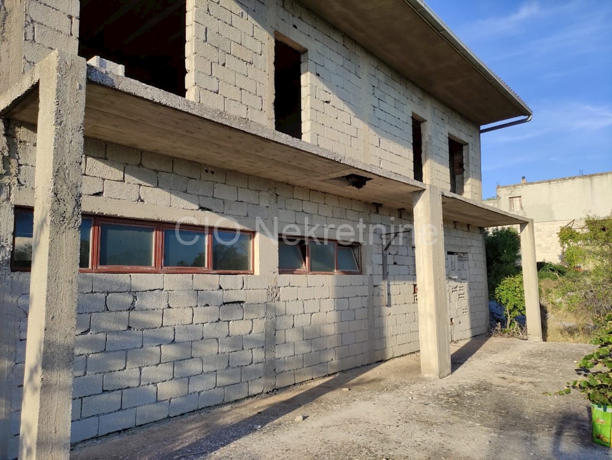 Brač, Gornji Humac, casa indipendente da ristrutturare, vendita