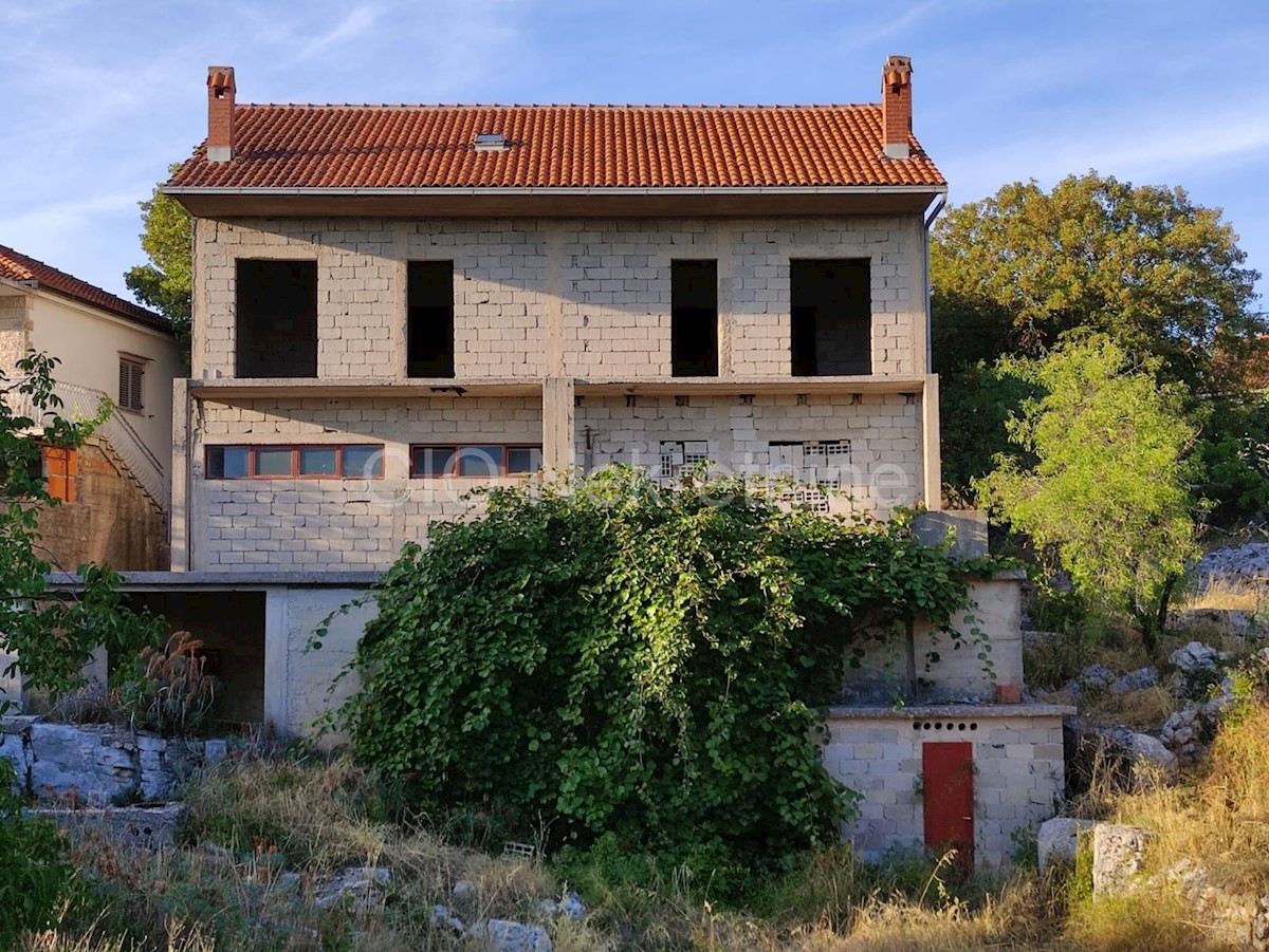 Brač, Gornji Humac, casa indipendente da ristrutturare, vendita