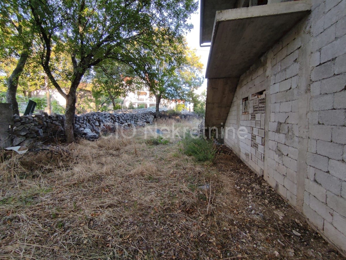 Brač, Gornji Humac, casa indipendente da ristrutturare, vendita