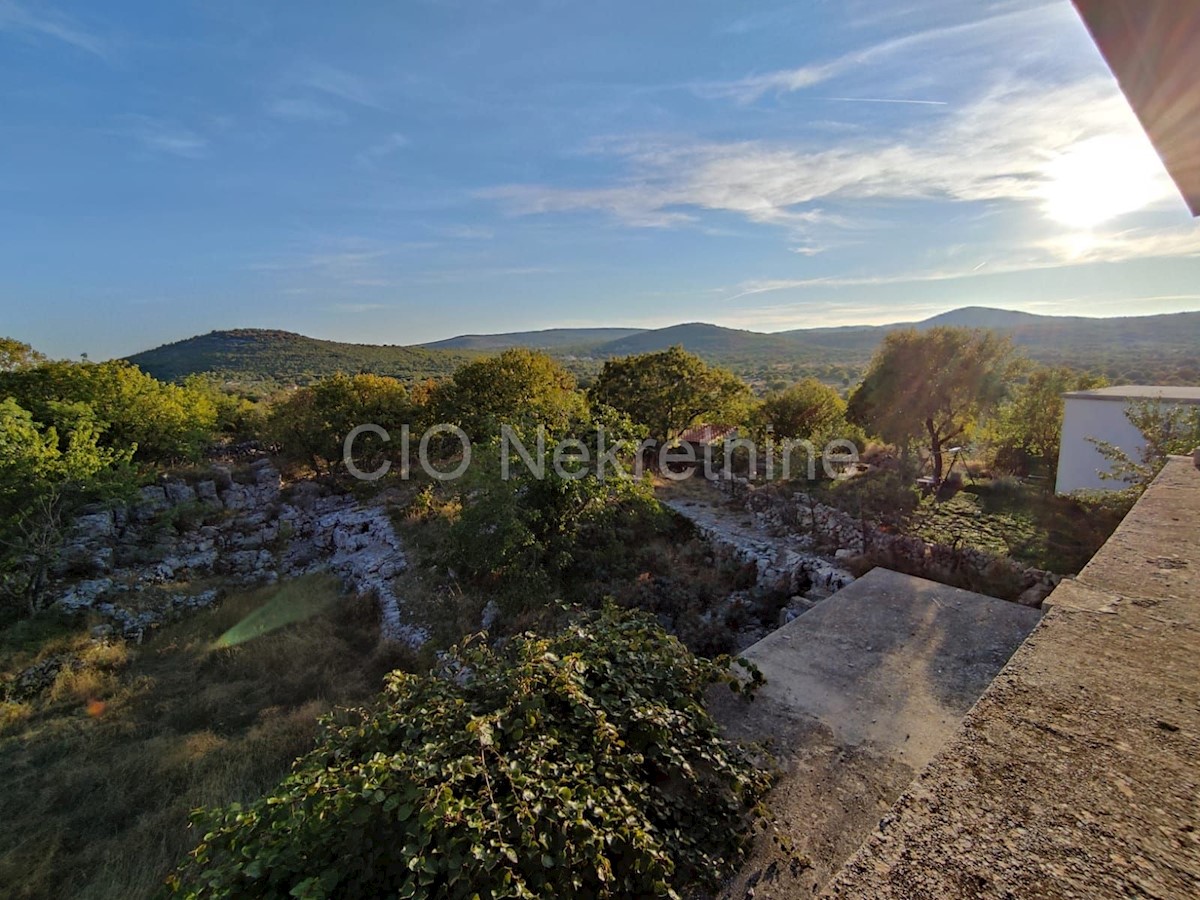 Brač, Gornji Humac, casa indipendente da ristrutturare, vendita