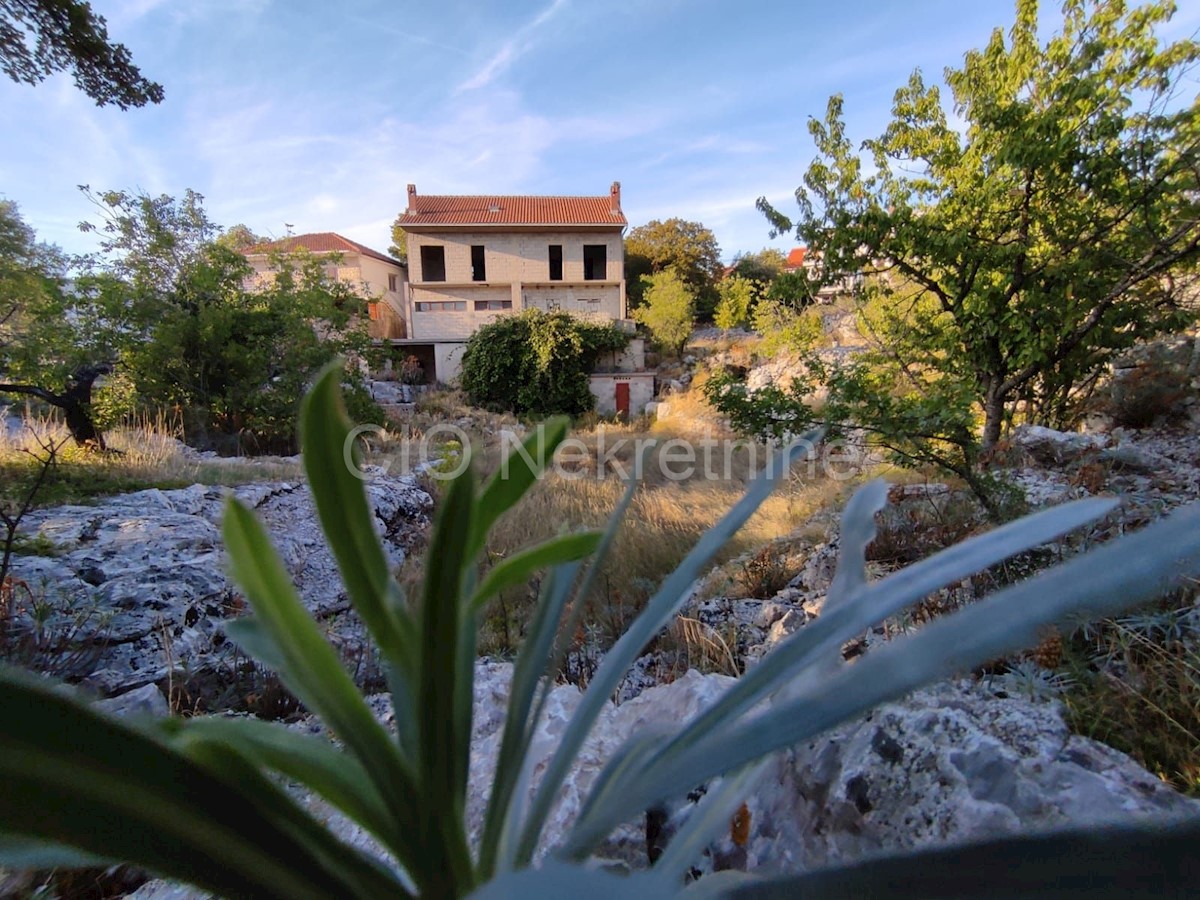 Brač, Gornji Humac, casa indipendente da ristrutturare, vendita