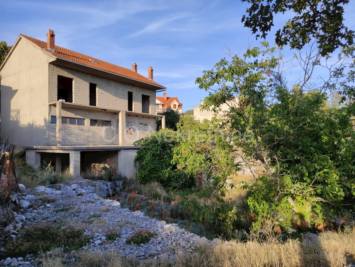 Brač, Gornji Humac, casa indipendente da ristrutturare, vendita