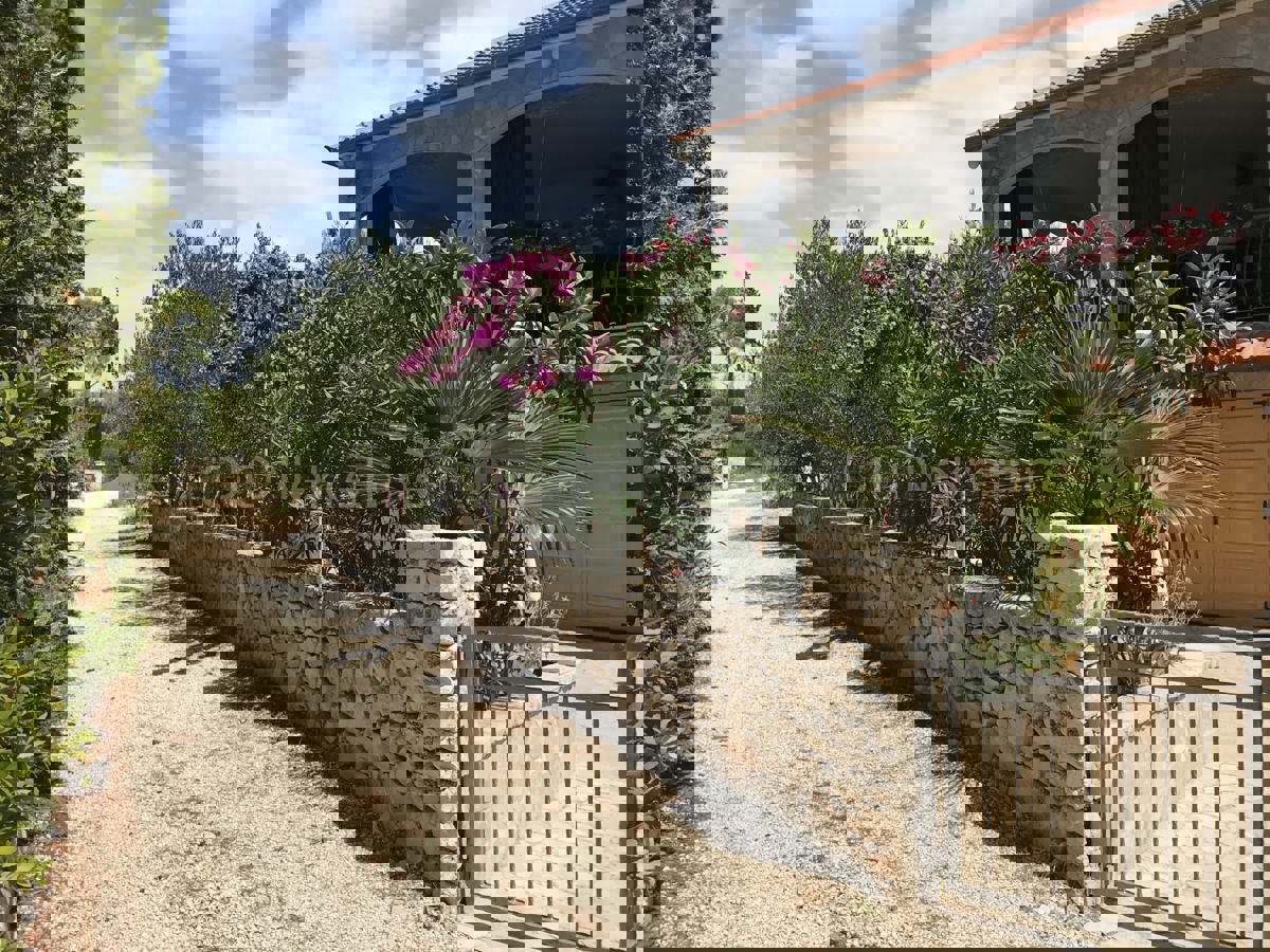 Brač, Milna, casa di 200 m2 con giardino, a 20 m dal mare