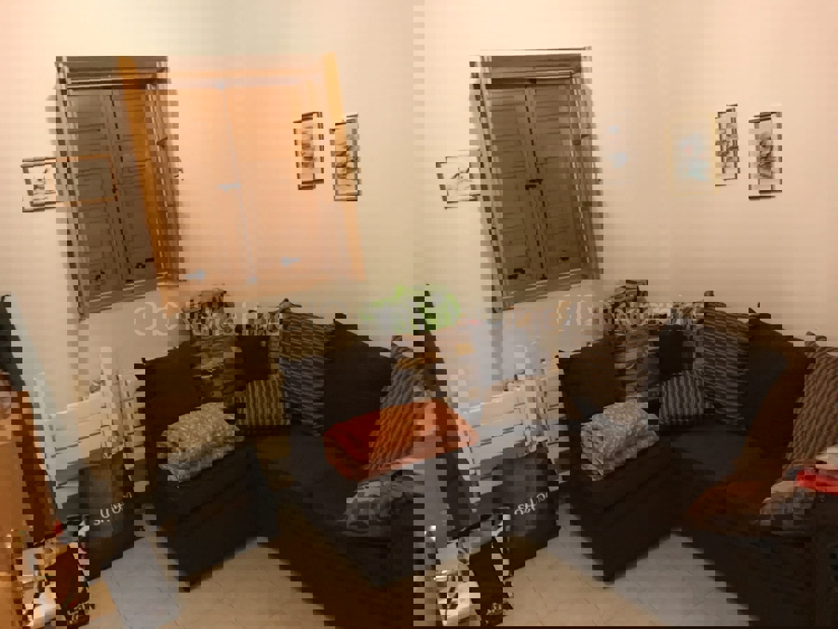 Brač, Milna, casa di 200 m2 con giardino, a 20 m dal mare