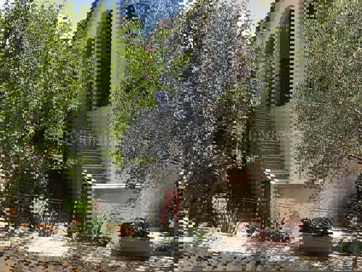 Brač, Milna, casa di 200 m2 con giardino, a 20 m dal mare