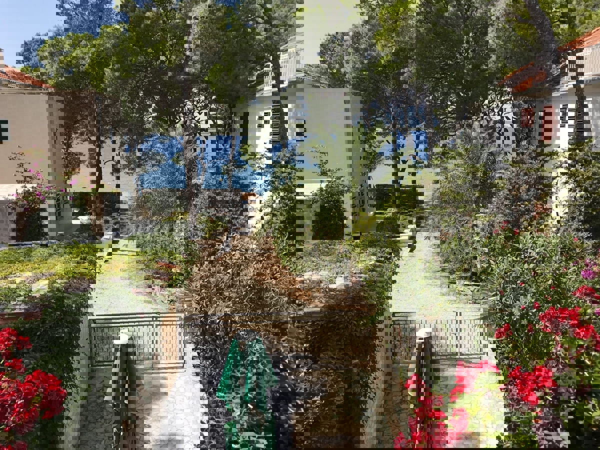 Brač, Milna, casa di 200 m2 con giardino, a 20 m dal mare