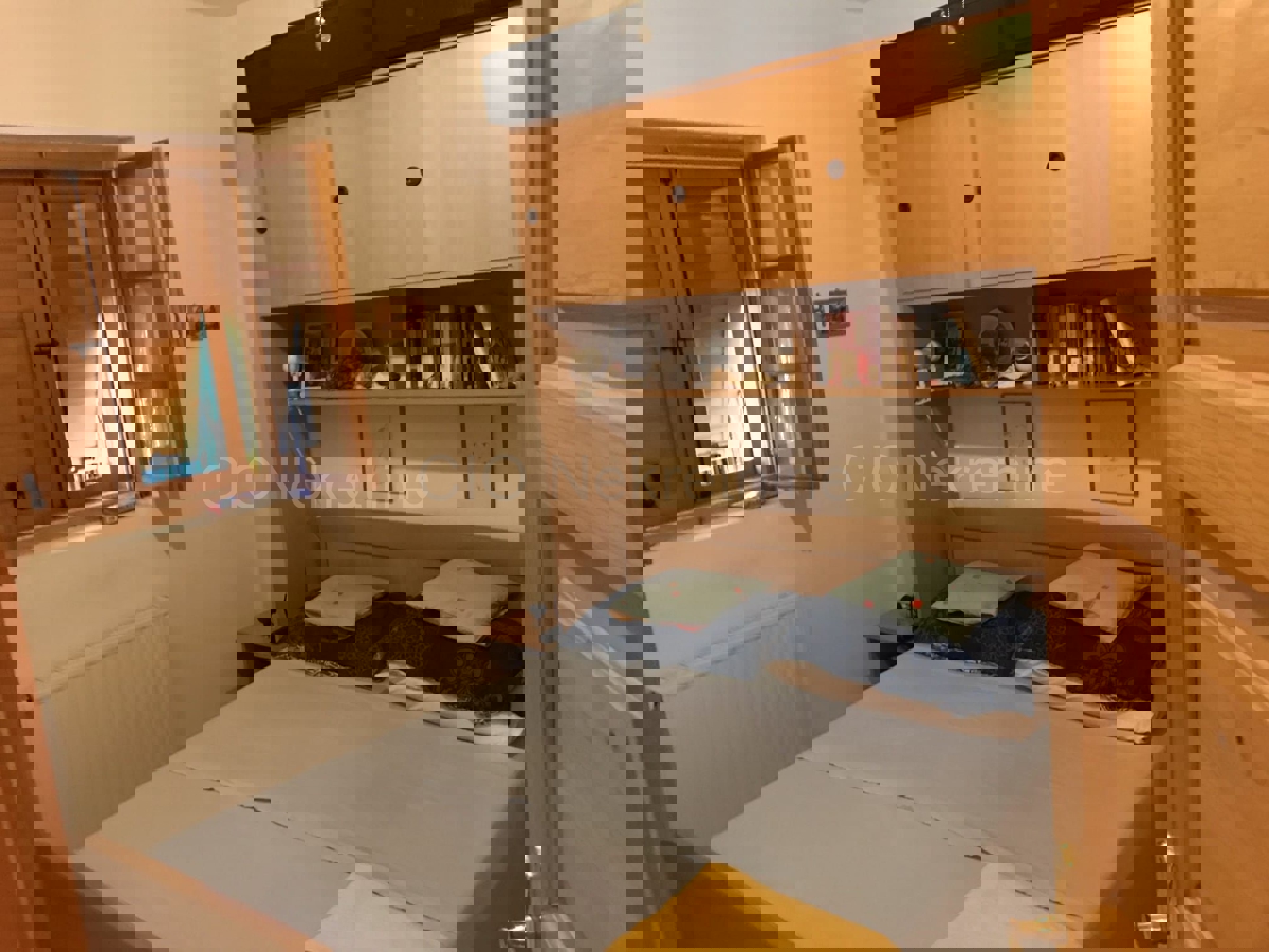 Brač, Milna, casa di 200 m2 con giardino, a 20 m dal mare