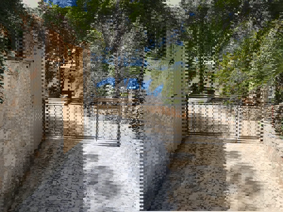 Brač, Milna, casa di 200 m2 con giardino, a 20 m dal mare