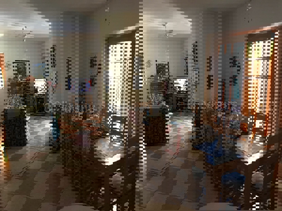 Brač, Milna, casa di 200 m2 con giardino, a 20 m dal mare