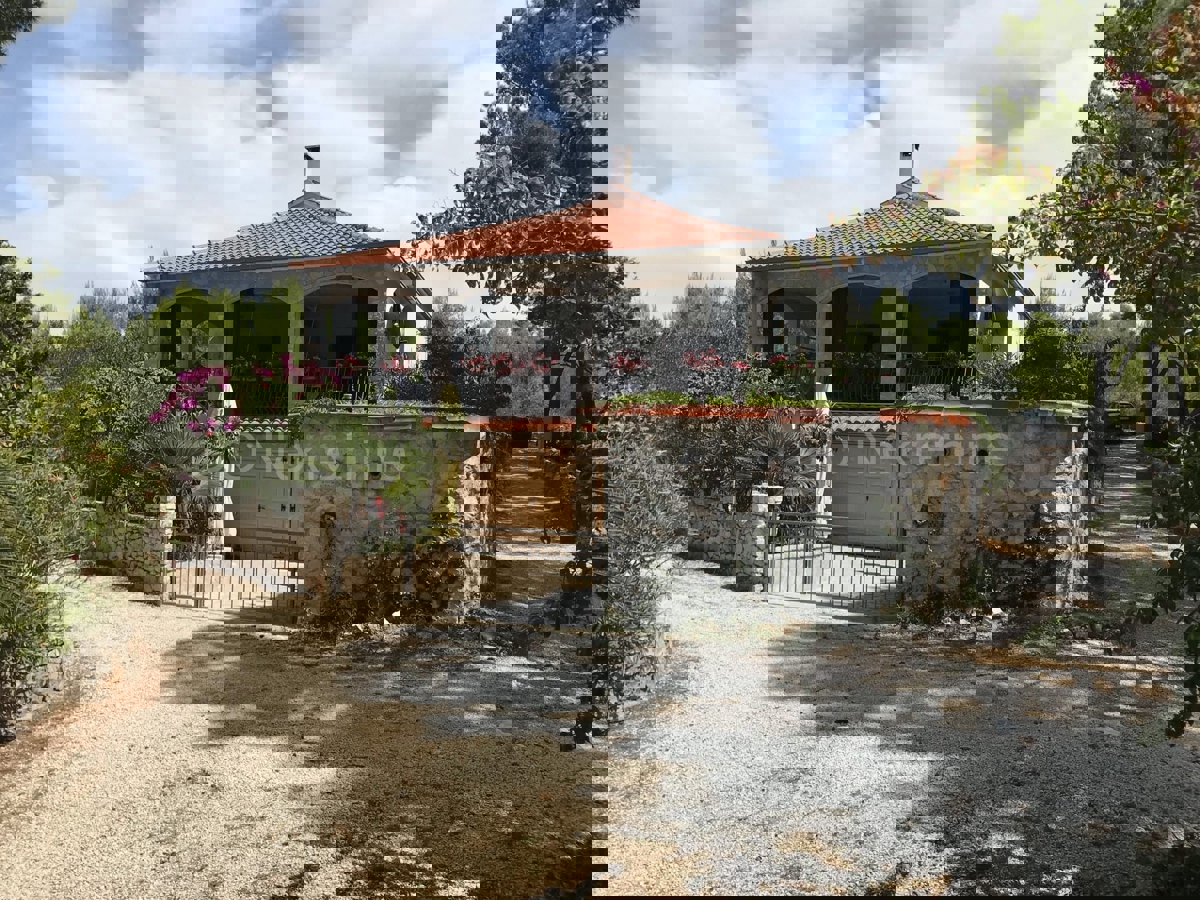 Brač, Milna, casa di 200 m2 con giardino, a 20 m dal mare