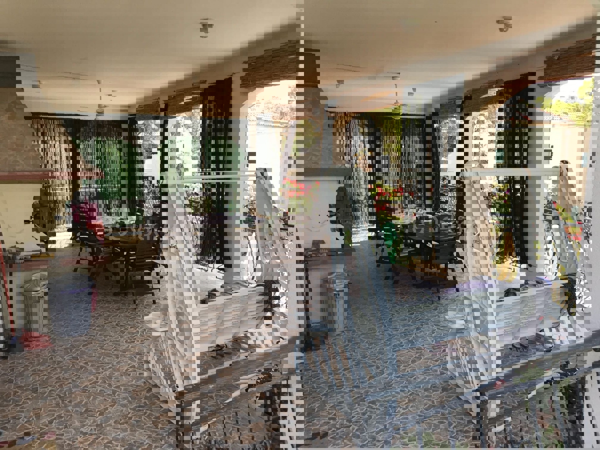 Brač, Milna, casa di 200 m2 con giardino, a 20 m dal mare