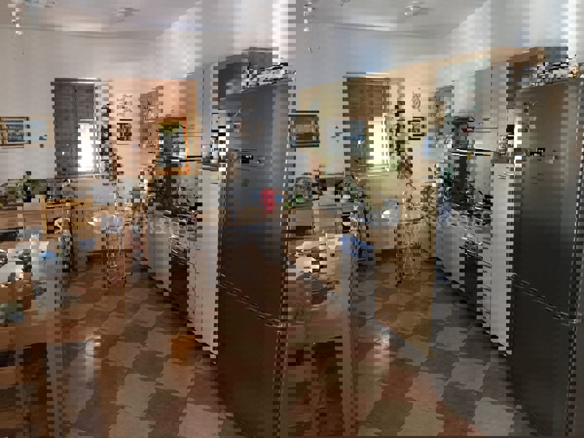 Brač, Milna, casa di 200 m2 con giardino, a 20 m dal mare