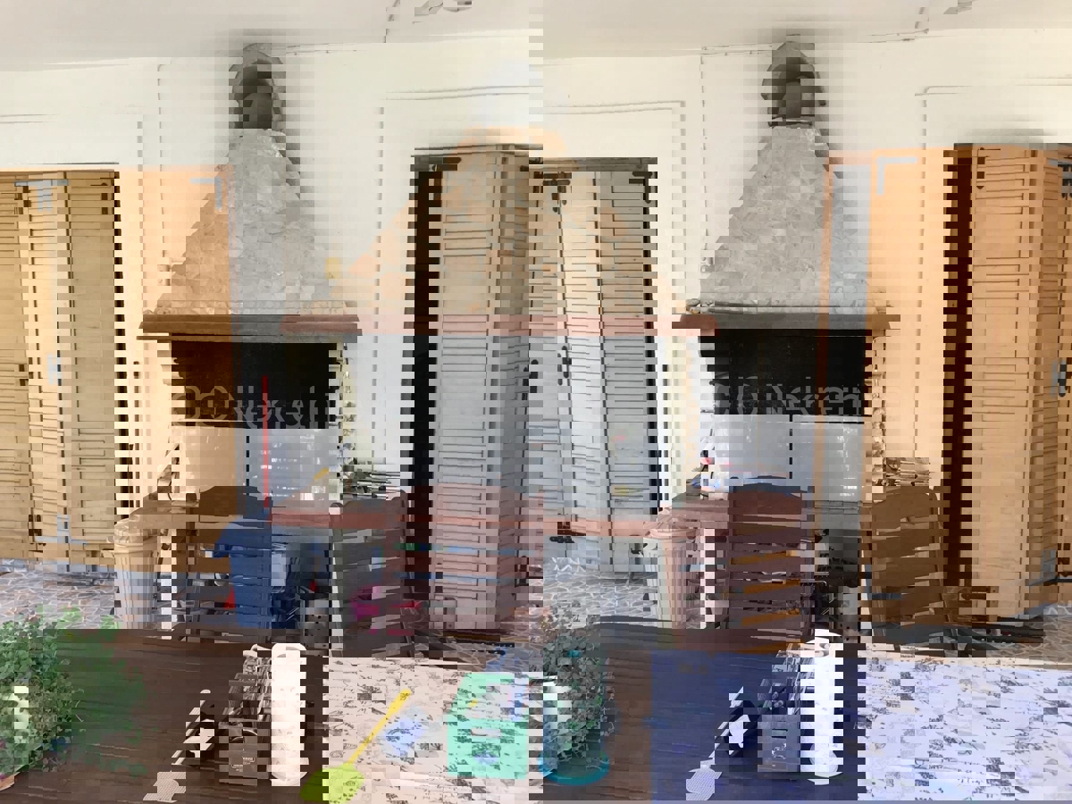 Brač, Milna, casa di 200 m2 con giardino, a 20 m dal mare