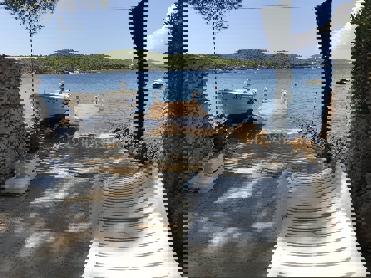 Brač, Milna, casa di 200 m2 con giardino, a 20 m dal mare